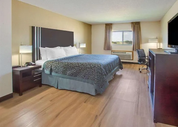 Days By Wyndham Le Roy/bloomington Southeast Hotel
