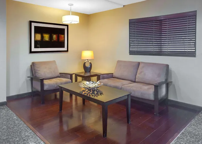 Days By Wyndham Le Roy/bloomington Southeast Hotel 2*