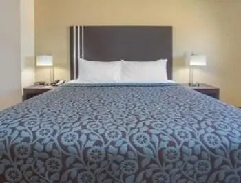 Days By Wyndham Le Roy/bloomington Southeast Hotel 2*