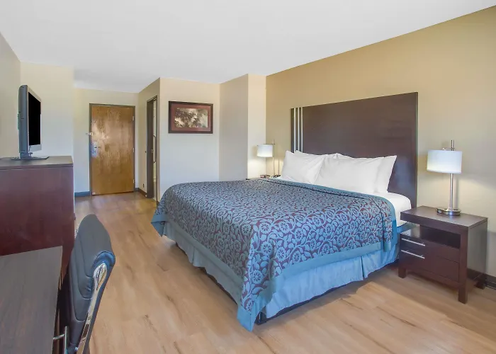 Days By Wyndham Le Roy/bloomington Southeast Hotel 2*