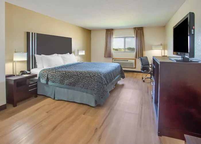 Days By Wyndham Le Roy/bloomington Southeast Hotel Le Roy