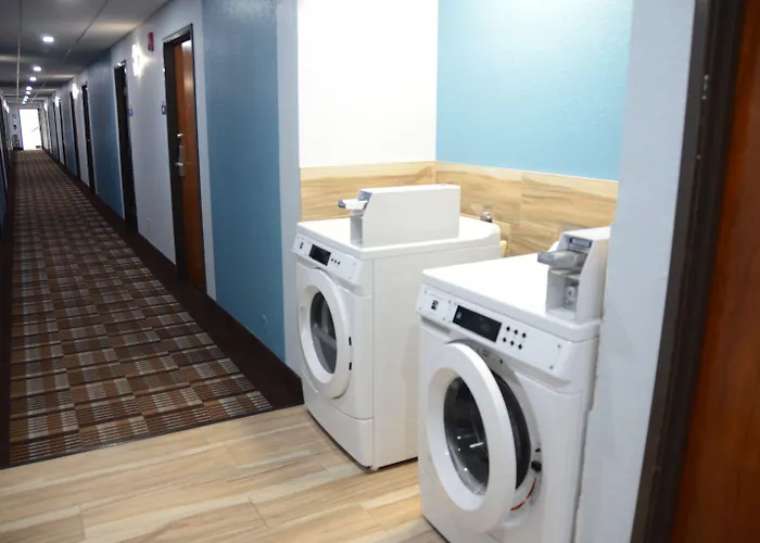 Days By Wyndham Le Roy/bloomington Southeast Hotel 2*
