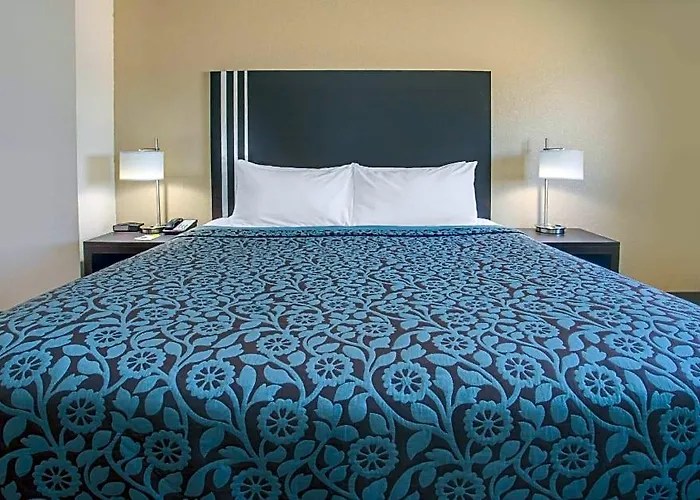 Days By Wyndham Le Roy/bloomington Southeast Hotel Le Roy