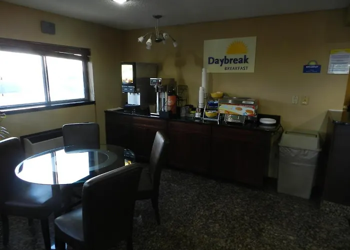 Days By Wyndham Le Roy/bloomington Southeast Hotel